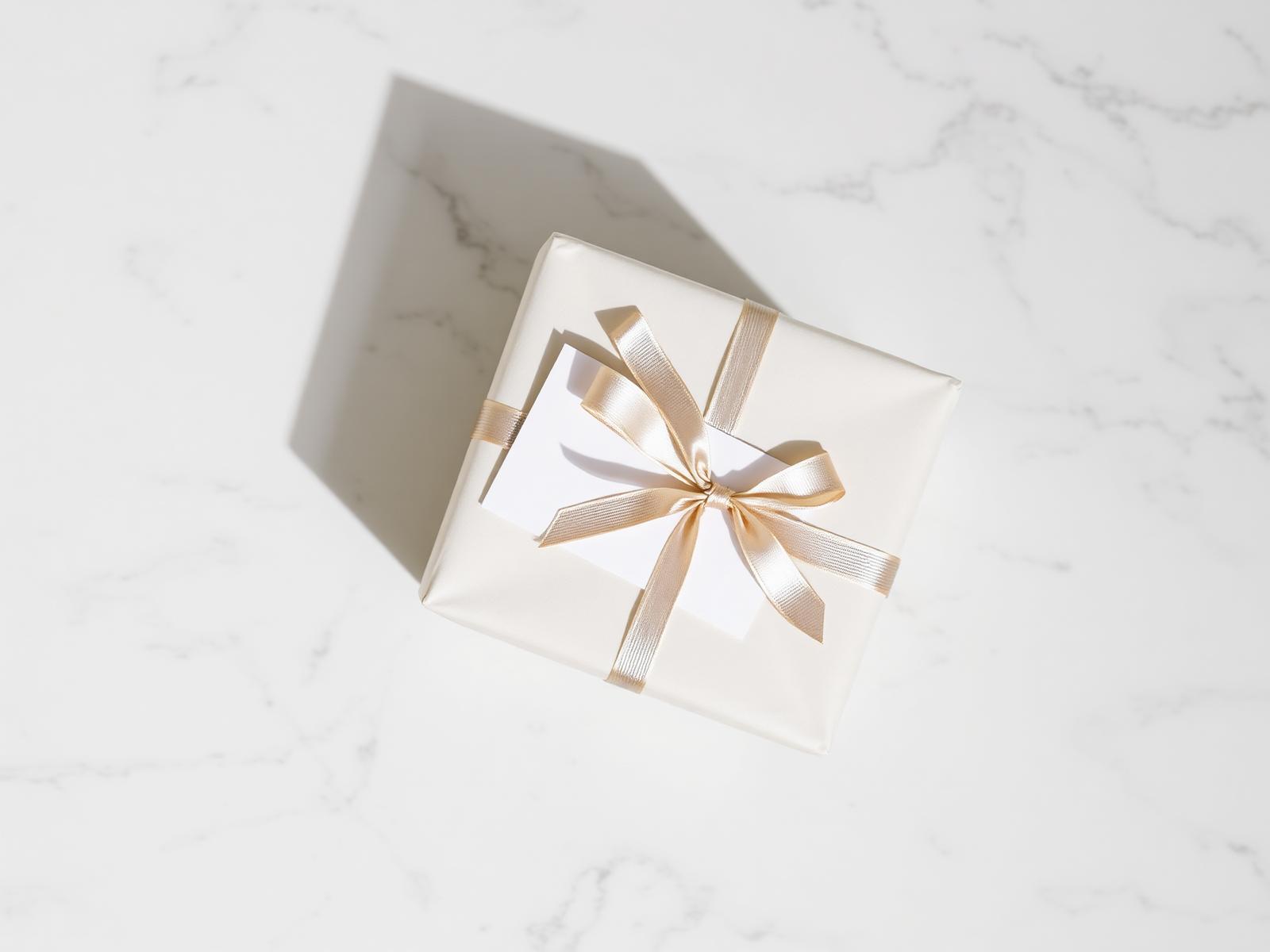 Coffret cadeau enveloppé de papier écru